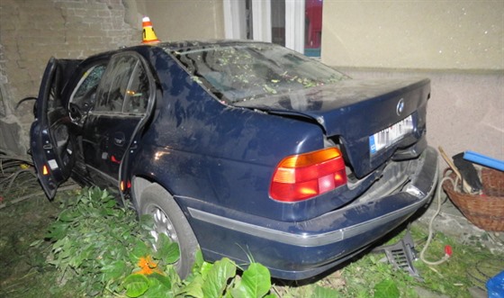 Při nehodě na Prostějovsku řidič vyjel ze silnice a narazil do domu, v jehož zdi vůz prorazil díru a poničil rozvod plynu. Pět cestujících z auta utrpělo vážná zranění, převážený pes uhynul.