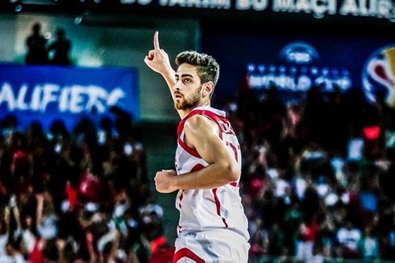 Furkan Korkmaz z Turecka oslavuje svou trefu.