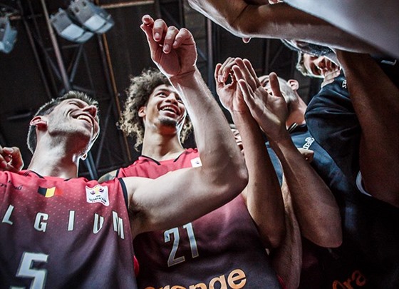 Belgičtí basketbalisté se radují z výhry nad Bosnou.
