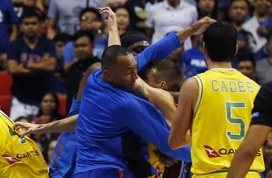 Filipíntí a australtí basketbalisté se bhem vzájemného zápasu poprali.