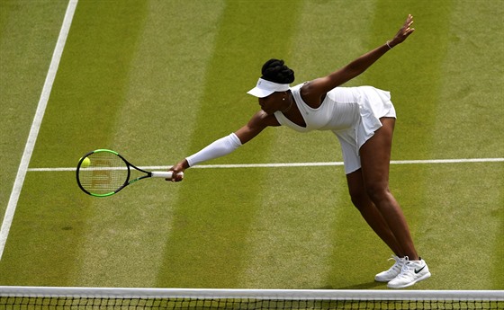 Marná snaha. Americká tenistka Venus Williamsová se natahuje po míčku ve druhém...