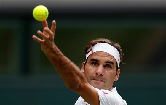 Švýcarský tenista Roger Federer servíruje ve druhém kole Wimbledonu.