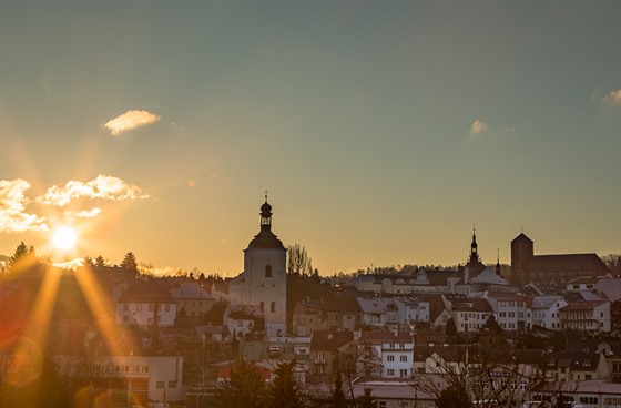 Panorama Turnova při východu slunce s jeho dominantami, Kostelem svatého...