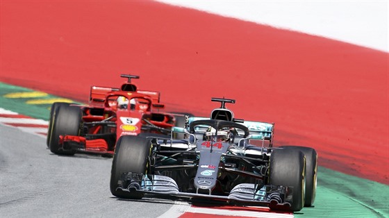 Lewis Hamilton na trati Velké ceny Rakouska formule 1, za ním jede Sebastian...