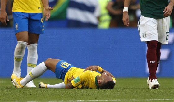 Brazilský útočník Neymar se svíjí na trávníku během osmifinále proti Mexiku.