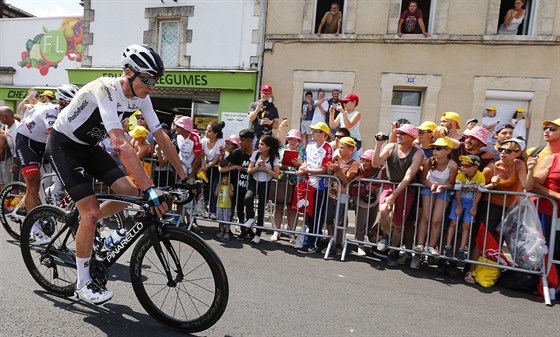 Britský cyklista Chris Froome dojídí do cíle úvodní etapy Tour de France s...