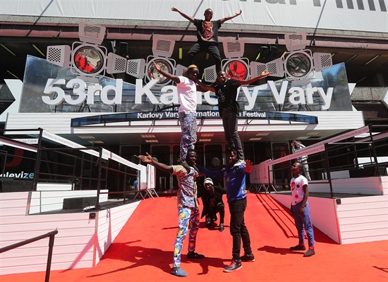 Rwandští akrobaté, hrdinové dokumentu Cirkus Rwanda, předvedli něco ze svého...