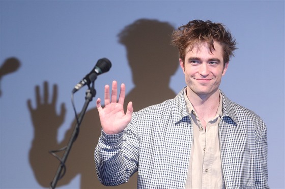 Robert Pattinson nastoupil na pódium karlovarského divadla s hodně ležérním...