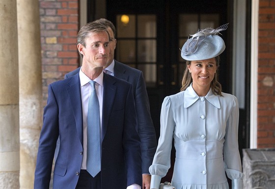 James Matthews a Pippa Middletonová na ktu synovce prince Louise (Londýn, 9....