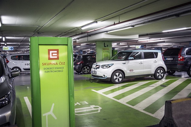 Nová vyhláška na hašení elektromobilů prodraží parkovací místa o desetitisíce