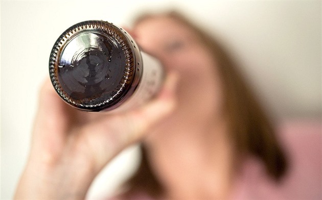 Rizikové pití alkoholu stojí stát 56 miliard ročně, hrozí 1,5 milionu lidí