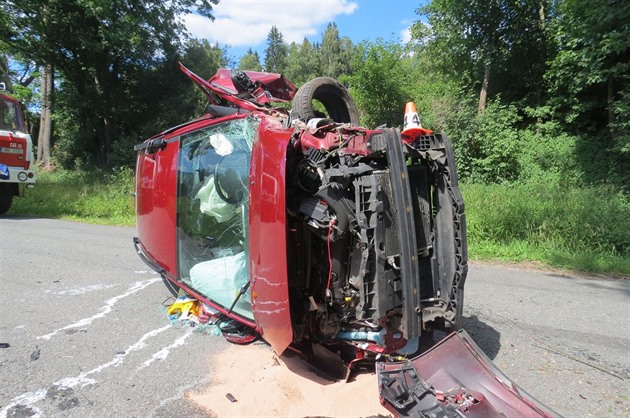 Následky nehody na silnici II/446 v blízkosti Starého Msta pod Snníkem....