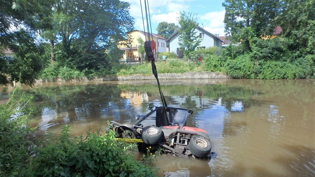 Hasii vytahovali jeábem sekací traktor z rybníku ve Dvoe Králové nad Labem...