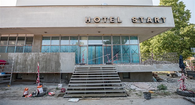 Opravený hotel Start v Jiín.