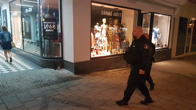 Noní sluba karlovarské policie bhem filmového festivalu. (6. ervence 2018)