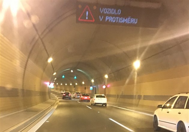 Ped Strahovským tunelem ve smru do centra havarovala motorka (6. ervence...