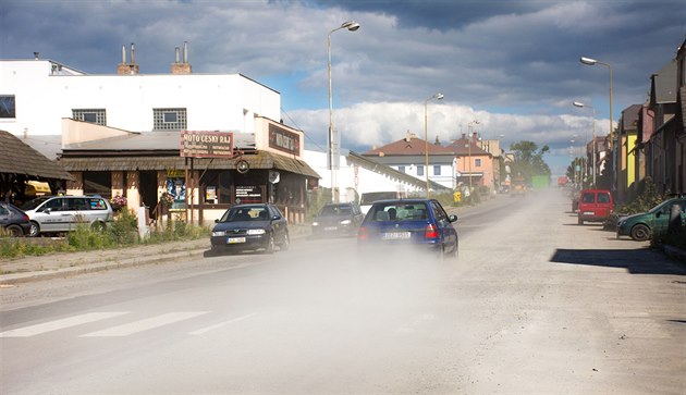 Po kadém projetí auta zahalí Nádraní ulici v Turnov oblaka prachu. Oprava...