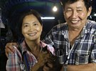 Píbuzní chlapc uvznných v jeskyni na severu Thajska oslavují. Malí...