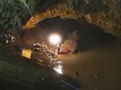 Záchranné práce u jeskyn na severu Thajska, kde povodn uvznily dvanáct...