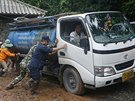 Záchranné práce u jeskyn na severu Thajska, kde povodn uvznily dvanáct...