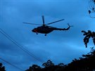 Helikoptéra převáží vysvobozené chlapce. (8. července 2018)