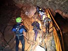 V thajské jeskyni pokračují záchranné akce. (8. července 2018)