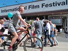 Nejlpe se nvtvnci filmovho festivalu pohybuj po Karlovch Varech na kole.