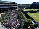 Fanouci ekají na vstup do druhého hracího dne Wimbledonu.