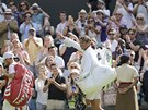 Rafael Nadal slaví postup do druhého kola Wimbledonu.