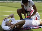 Kateina Siniaková se nechává oetovat bhem tetího kola Wimbledonu.