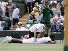 Francouz Gael Monfils se nechává bhem osmifinále Wimbledonu oetovat.