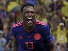 Stelec kolumbijské branky Yerry Mina (vpravo) slaví.