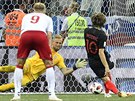Dánský gólman Kasper Schmeichel chytá v prodlouení penaltu Lukovi Modriovi z...