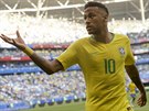 Brazilská hvzda Neymar gestikuluje bhem utkání s Mexikem.