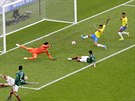 Brazilský útočník Neymar (úplně vpravo) těsně před vstřelením svého gólu do...