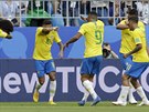 Brazilští fotbalisté slaví Neymarův (číslo 10) gól do sítě Mexika.