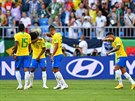 Braziltí fotbalisté slaví branku v souboji s Mexikem.