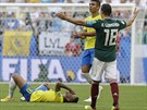 ZASE LEŽÍ. Brazilec Neymar se těžce zvedá z trávníku, což se vůbec nelíbí...
