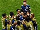 Japontí fotbalisté slaví gól Genkiho Haraguiho v utkání proti Belgii.