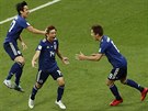 Japontí fotbalisté se radují z gólu Takaiho Inuie (uprosted) v utkání s...