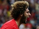 Belgický záloník Marouane Fellaini ílí radostí z osmifinálového triumfu nad...