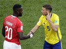 výcarský obránce Johan Djourou (vlevo) podává ruku Marcusi Bergovi ze védska.