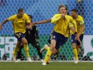 védský fotbalista Emil Forsberg (íslo 10) slaví svou branku v utkání se...