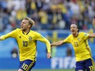 védský fotbalista Emil Forsberg (íslo 10) slaví svou branku v utkání se...