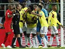Kolumbijtí fotbalisté diskutují s americkým rozhodím Markem Geigerem, který...