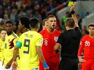 ZA COS MI DAL KARTU?! Anglický záloník Jordan Henderson (íslo 8) nevícn...