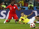 Anglický obránce Danny Rose (v červeném) míjí branku v zápase s Kolumbií.