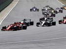TSN PED KOLIZÍ. Sebastian Vettel z Ferrari v popedí závodník následován...