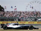 Jezdec stáje Mercedes, britský Lewis Hamilton zaívá bhem Velké ceny Británie...