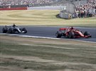 Sebastian Vettel ze stáje Ferrari ujídí Lewisovi Hamiltonovi z Mercedesu bhem...